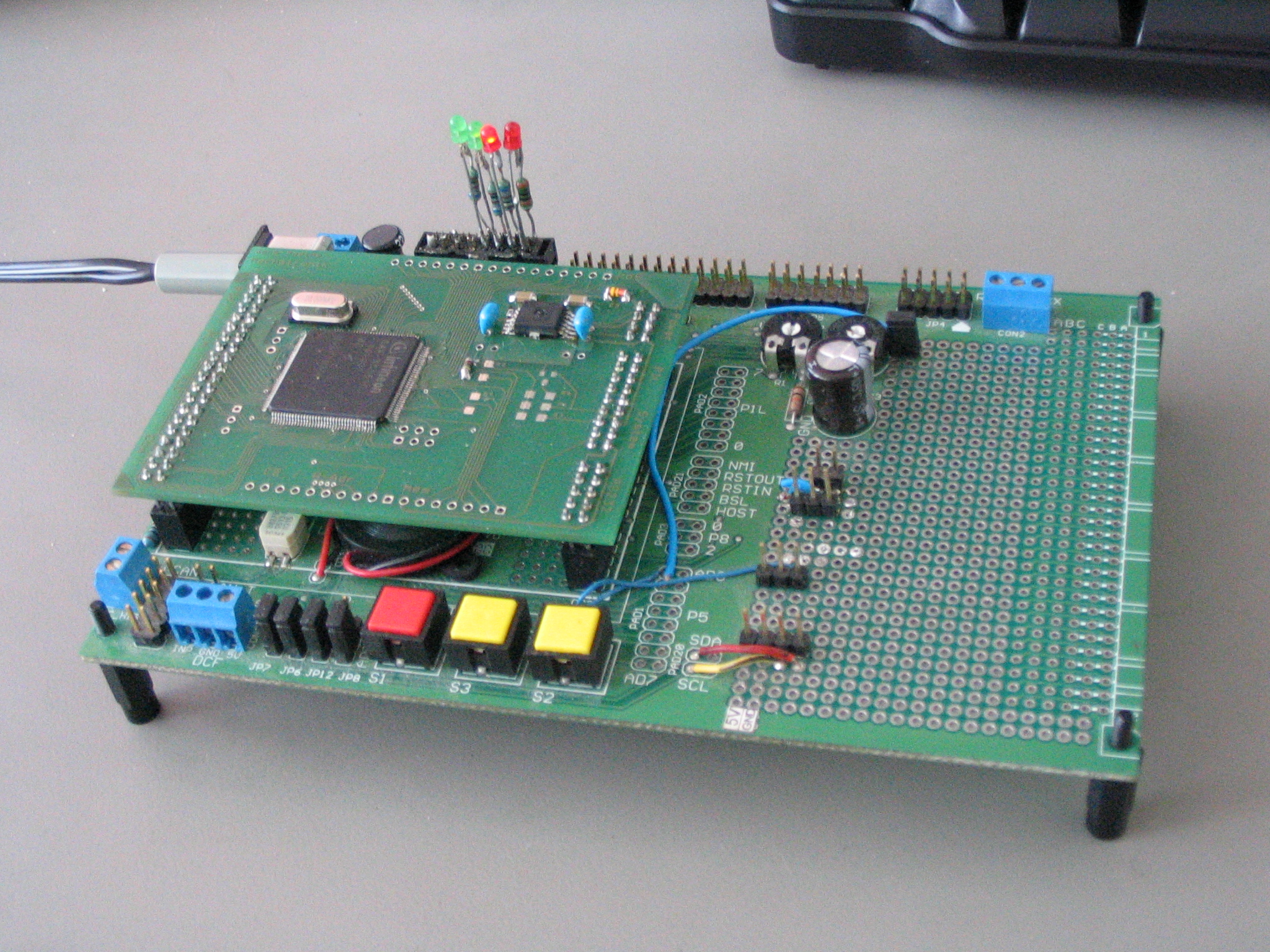 hier sollte ein Bild des Controllers auf dem Application-Board sein