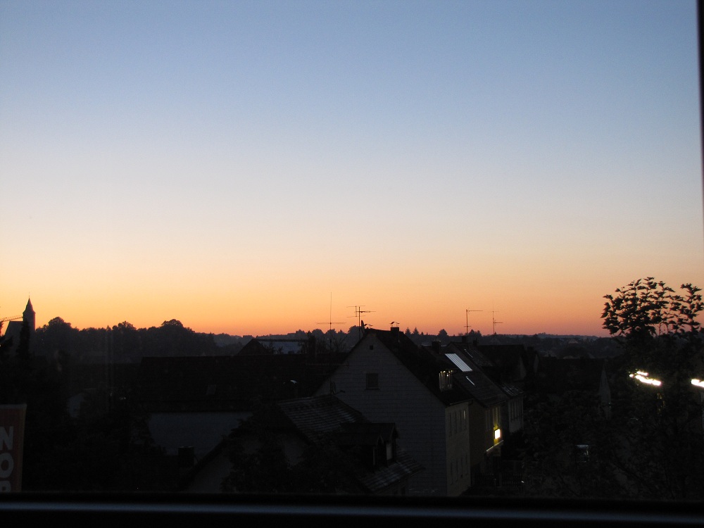 Ein blass-rosaner Sonnenuntergang